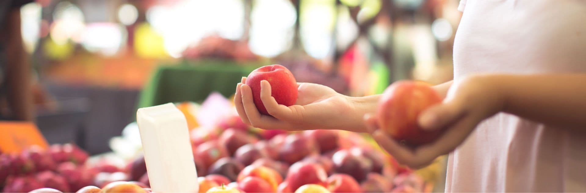 Auswahl an saftigen Äpfeln im Laden.